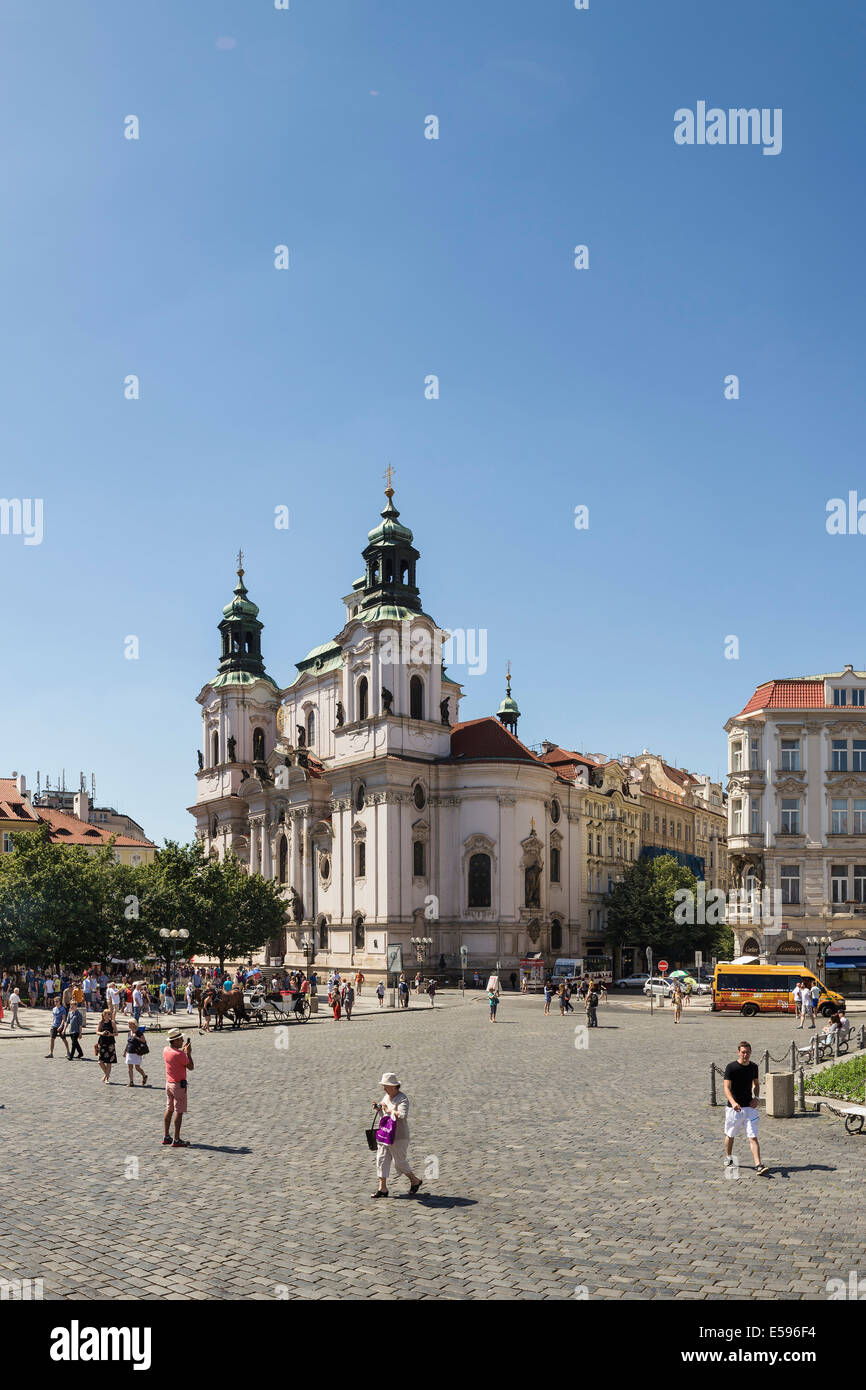 République tchèque, Prague, place de la vieille ville avec l'église Saint Nicolas Banque D'Images