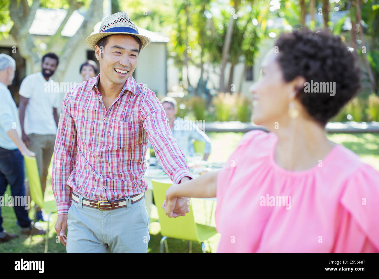 Couple holding hands at party Banque D'Images