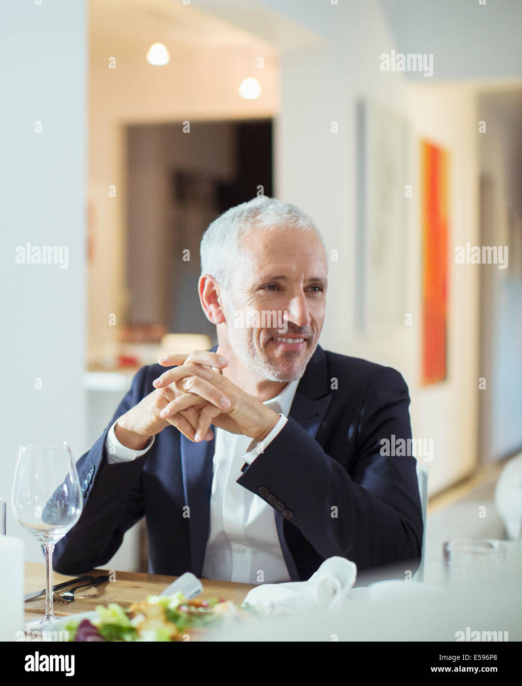 L'homme assis à dîner Banque D'Images