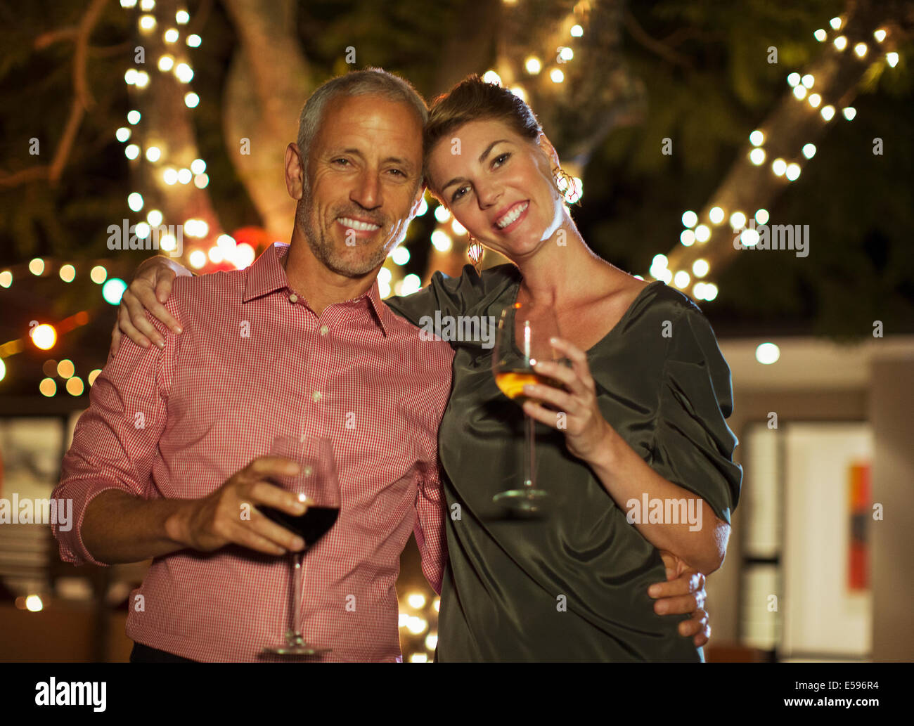 Couple drinking wine together outdoors Banque D'Images