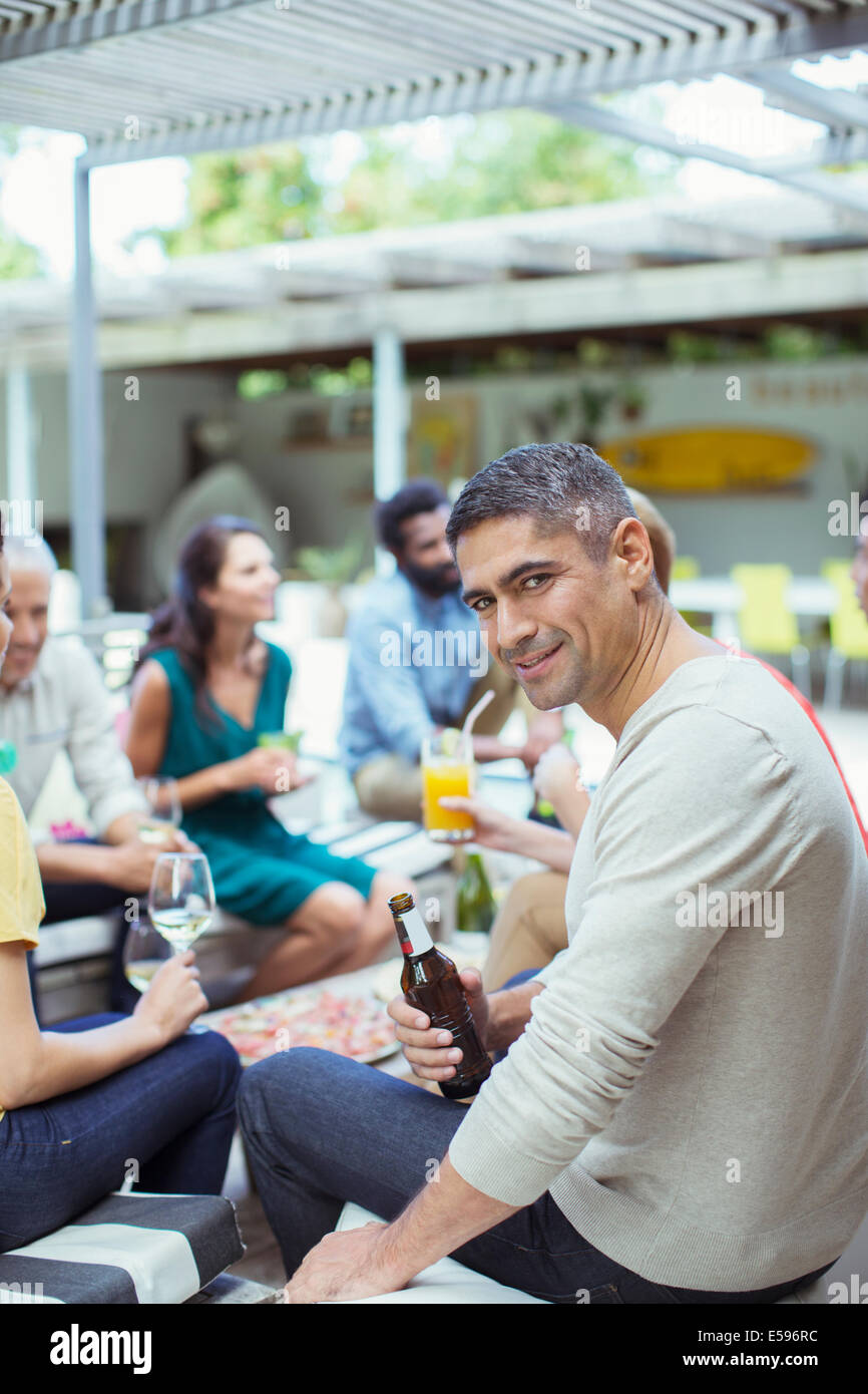 Man smiling at party Banque D'Images