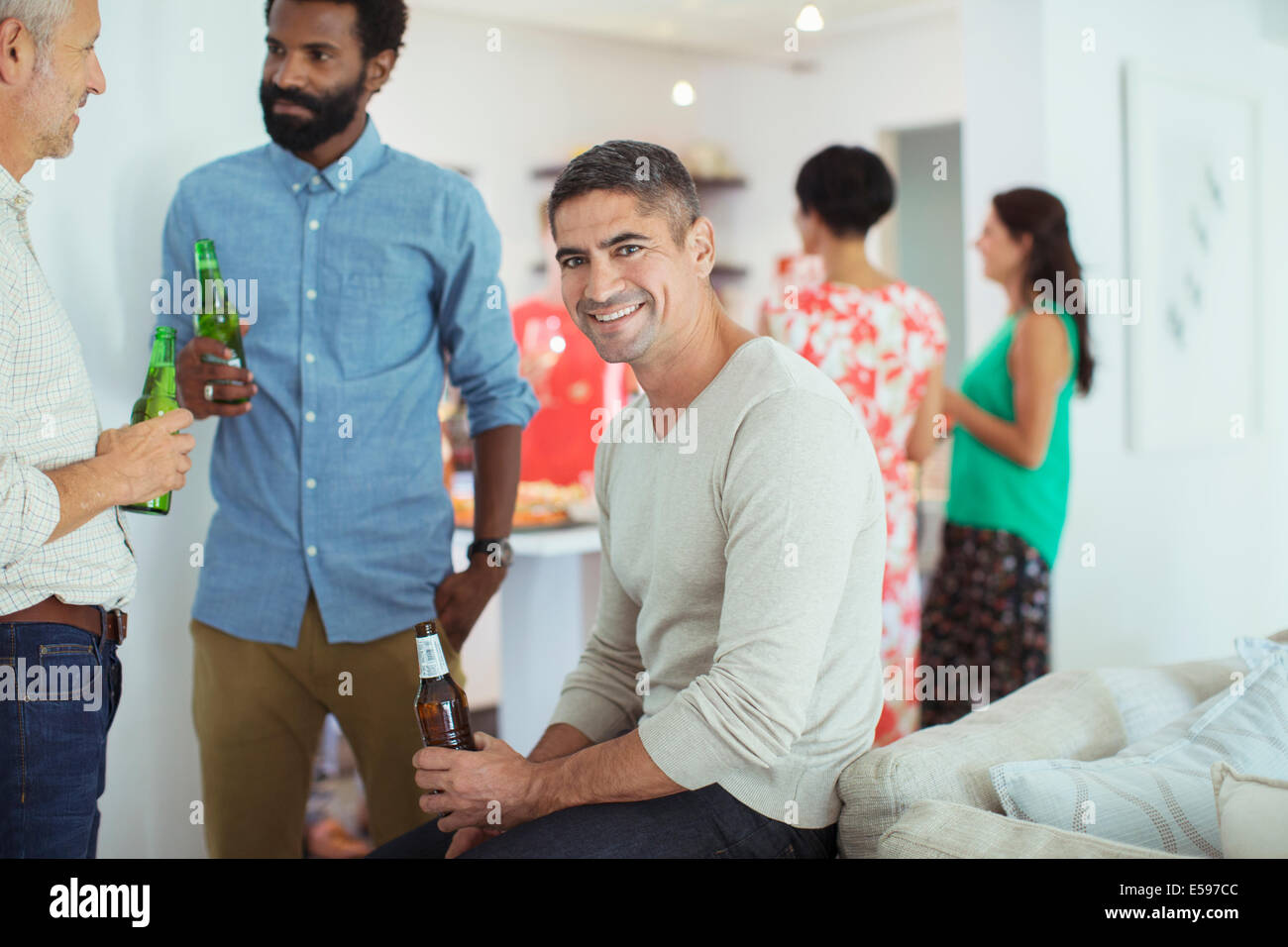 Man smiling at party Banque D'Images