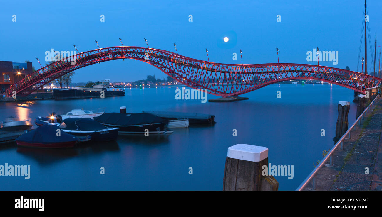 Amsterdam, Pays-Bas - 18 octobre 2013 : l'un des deux ponts dans le pont Python complexe. Un exemple d'architecture moderne Banque D'Images