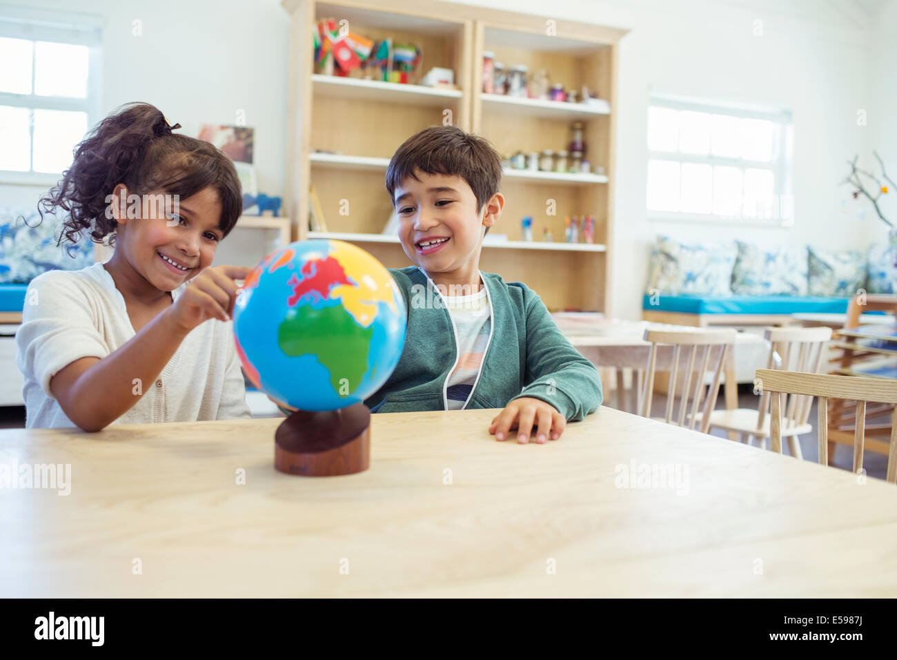 L'examen en classe les élèves globe Banque D'Images