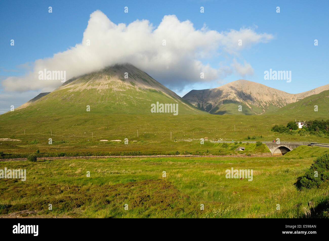 Mhairi & Squrr Sligachan nouveau pont, Beinn Dearg Mhor en arrière-plan, Skye Banque D'Images