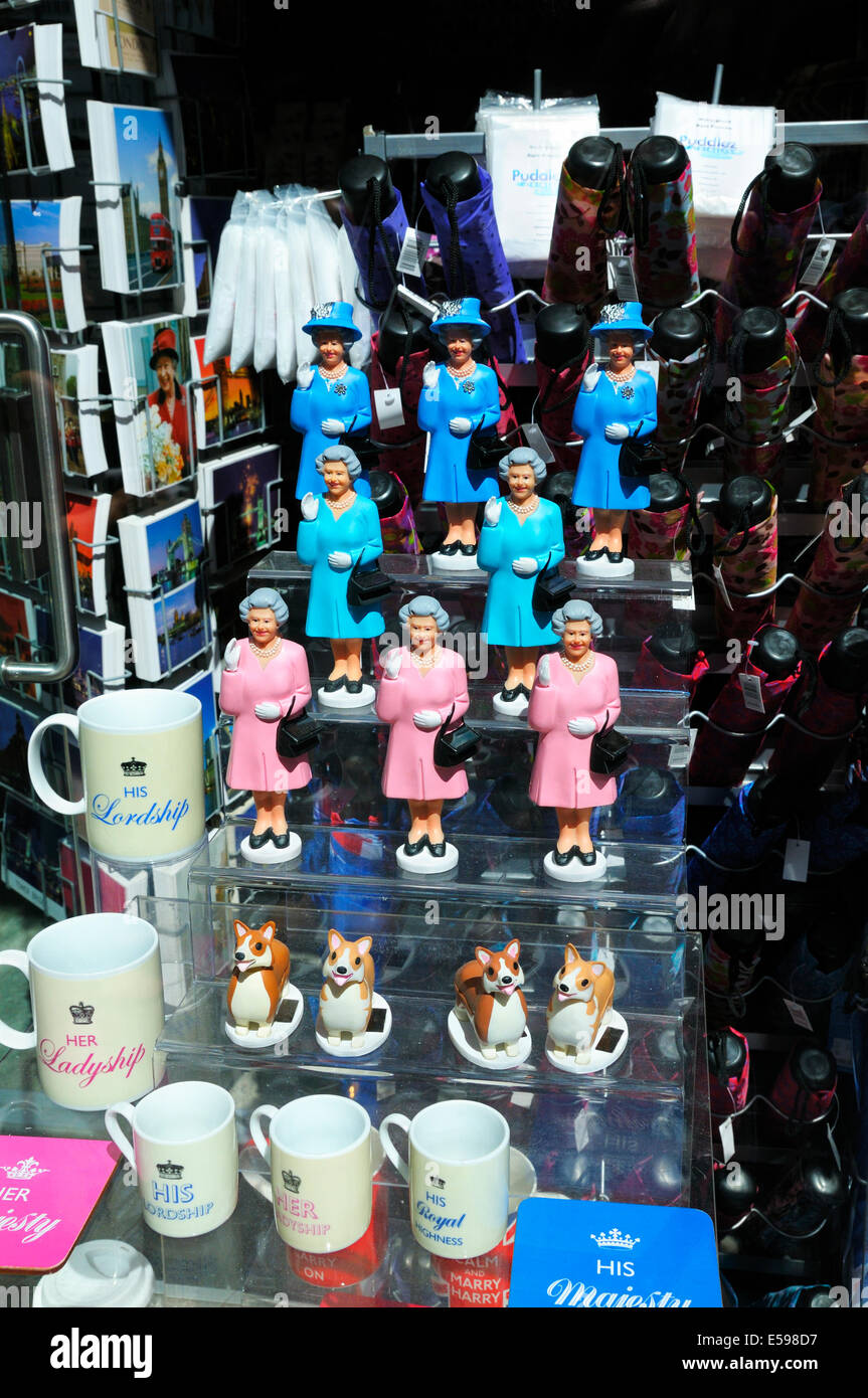 Statuettes de la reine Elizabeth II dans un magasin vitrine, London, England, UK Banque D'Images