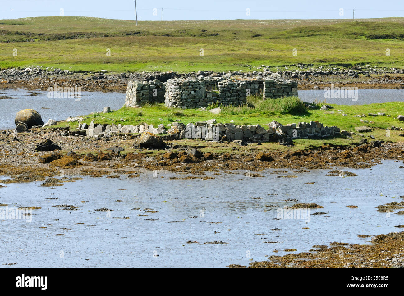 Bâtiment en ruine sur l'île dans la mer boueuse loch, Benbecula Banque D'Images