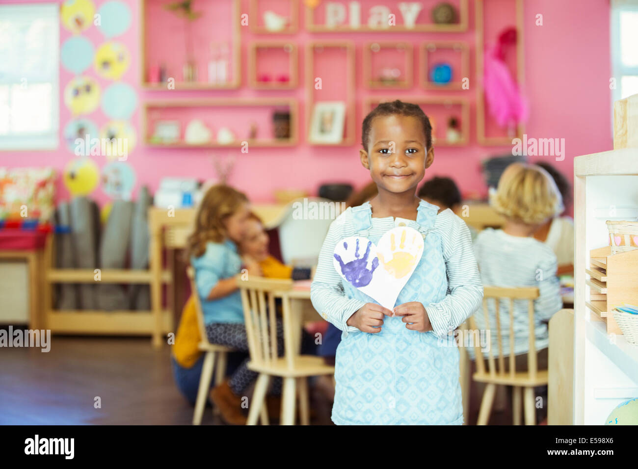 Student holding painting in classroom Banque D'Images