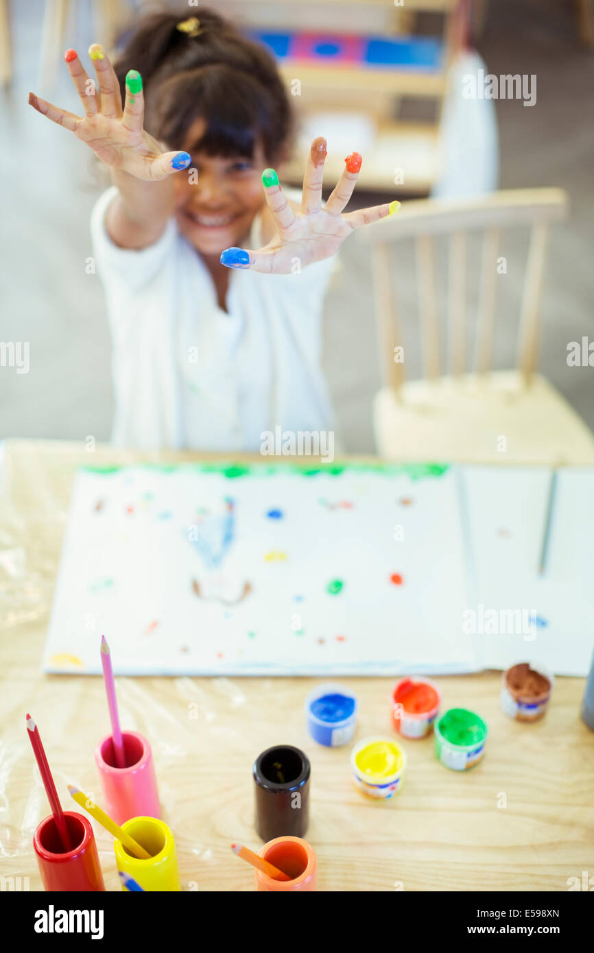 La peinture au doigt d'étudiants en classe Banque D'Images