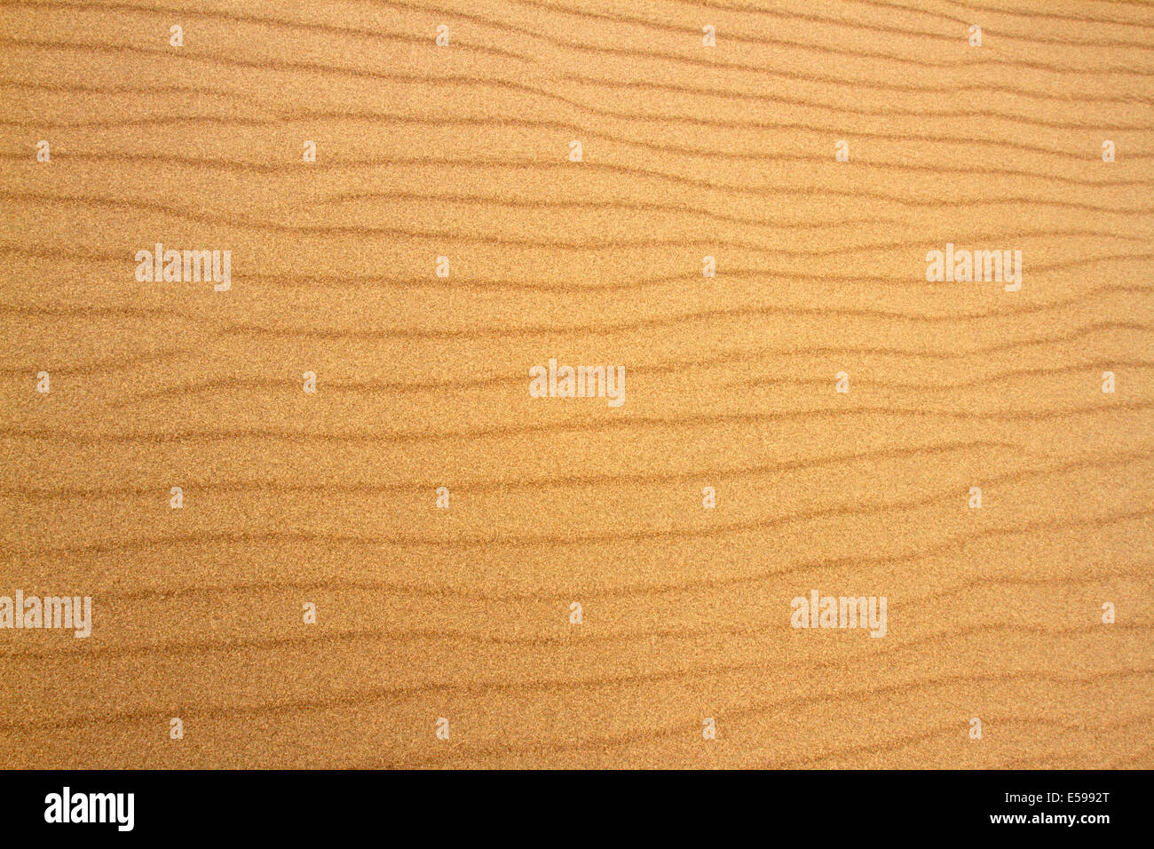 Les textures créées par vagues dans l'amoncellement de sable Banque D'Images