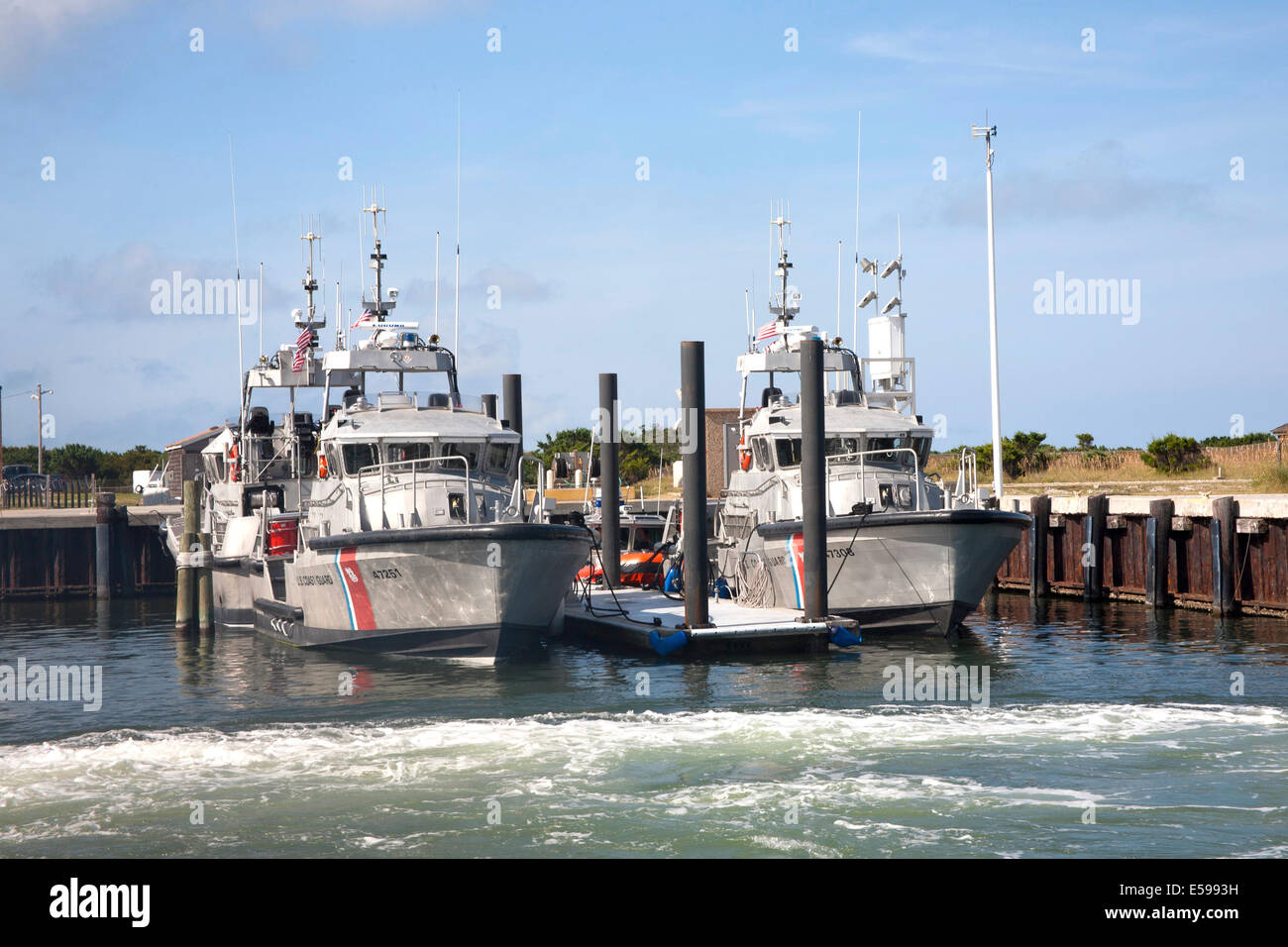 Garde-côte des États-Unis sur les navires le long de la station des