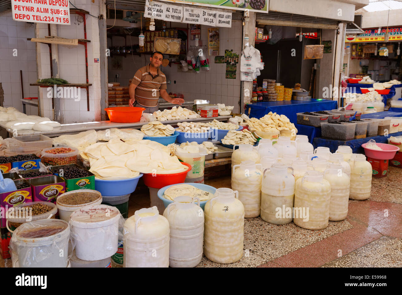 La Turquie, Diyarbakir, courtier au marché au fromage Banque D'Images