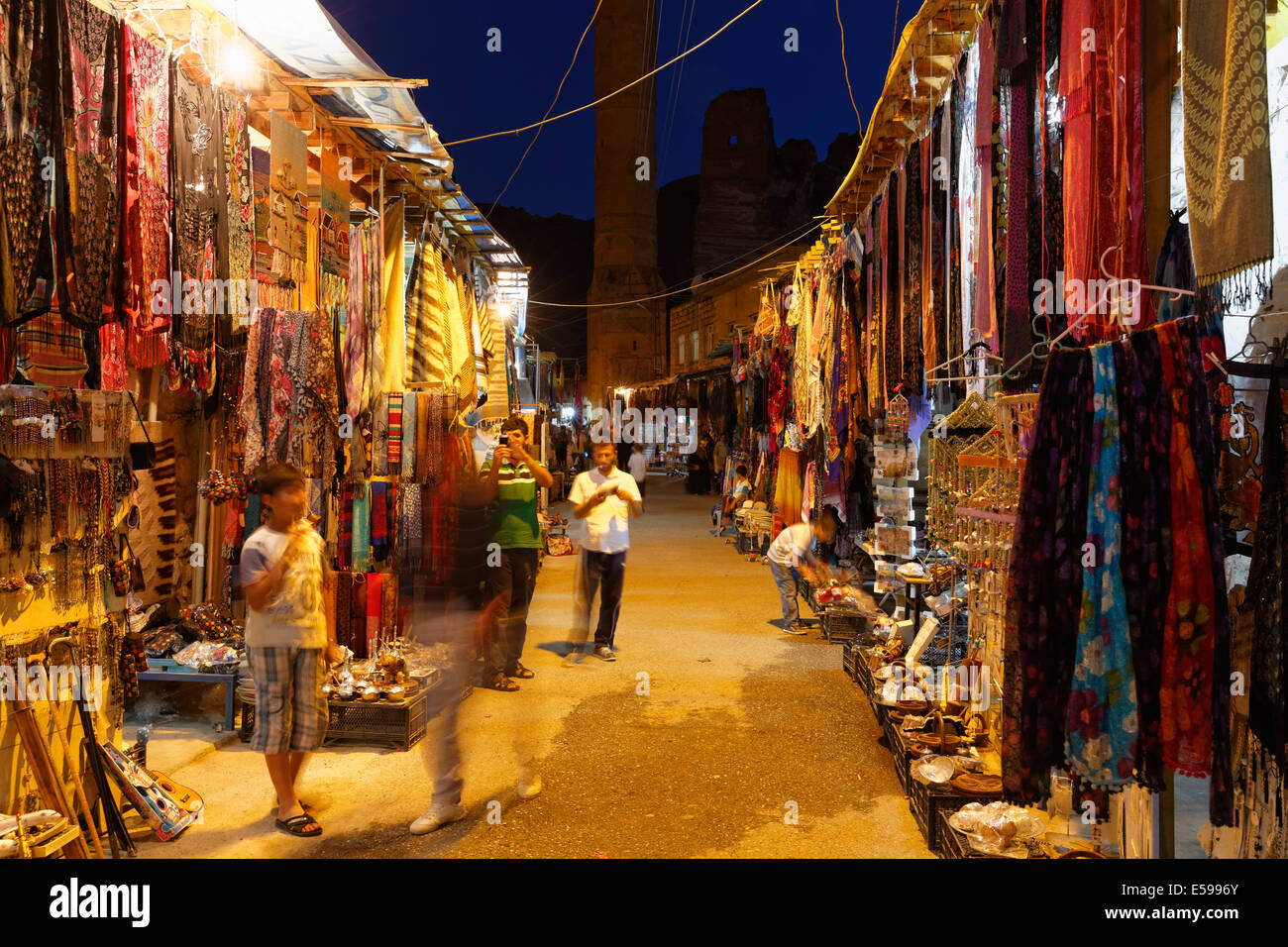 La Turquie, l'Anatolie, Hasankeyf, alley avec des boutiques de souvenirs dans la nuit Banque D'Images