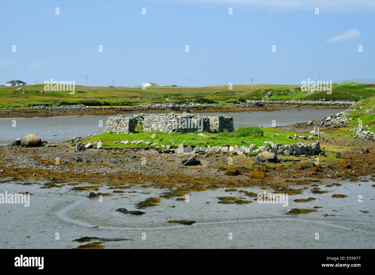 Bâtiment en ruine sur l'île dans la mer boueuse loch, Benbecula Banque D'Images