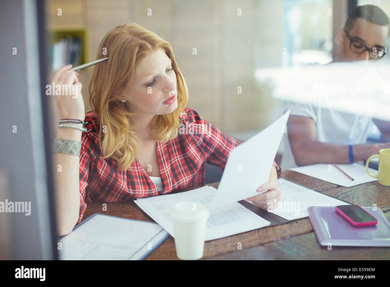 Woman working in cafe Banque D'Images