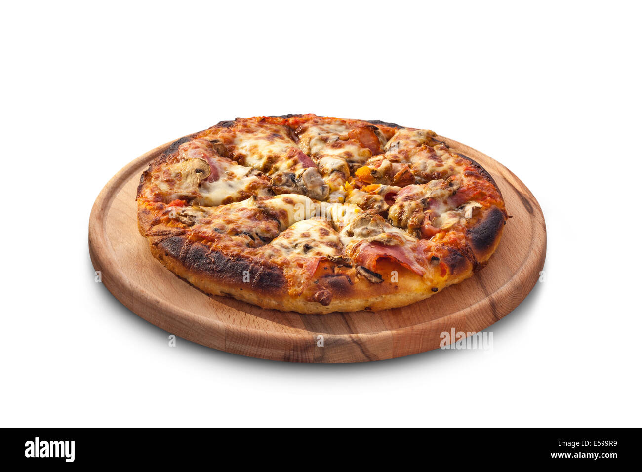 Pizza au jambon, champignons et fromage sur tableau isolé sur fond blanc Banque D'Images