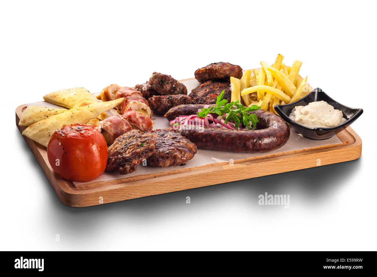 Petit plateau de viandes mixtes dont le steak grillé, des nachos, crumbed croustillant de volaille et de bœuf sur un lit de légumes verts frais Banque D'Images