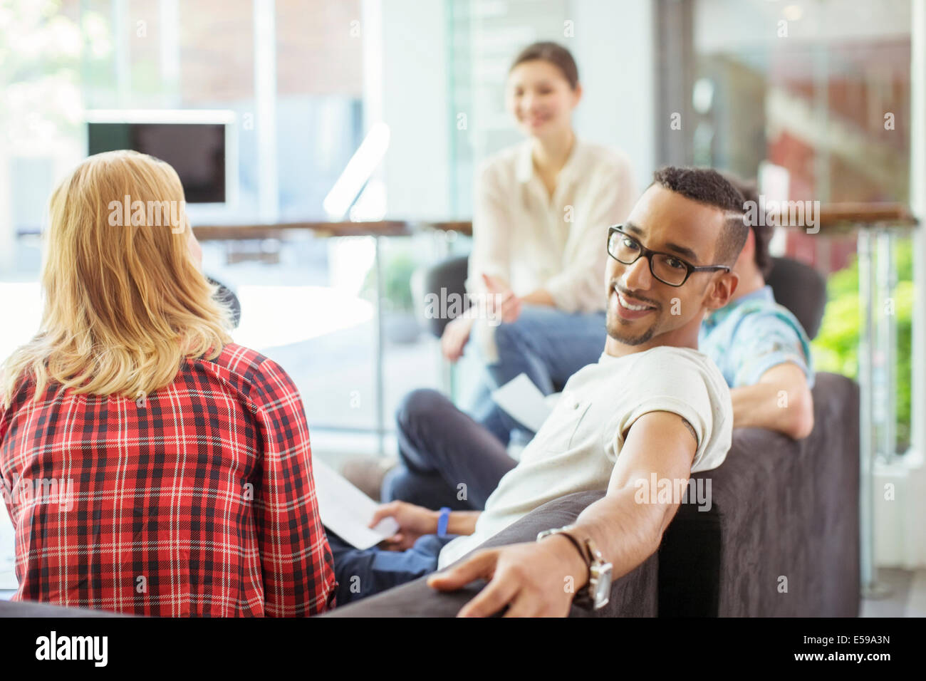 People smiling in office lobby Banque D'Images