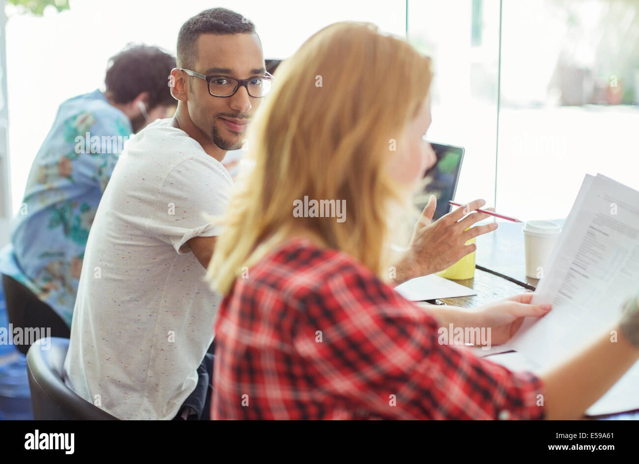 Les personnes travaillant à la table de conférence Banque D'Images
