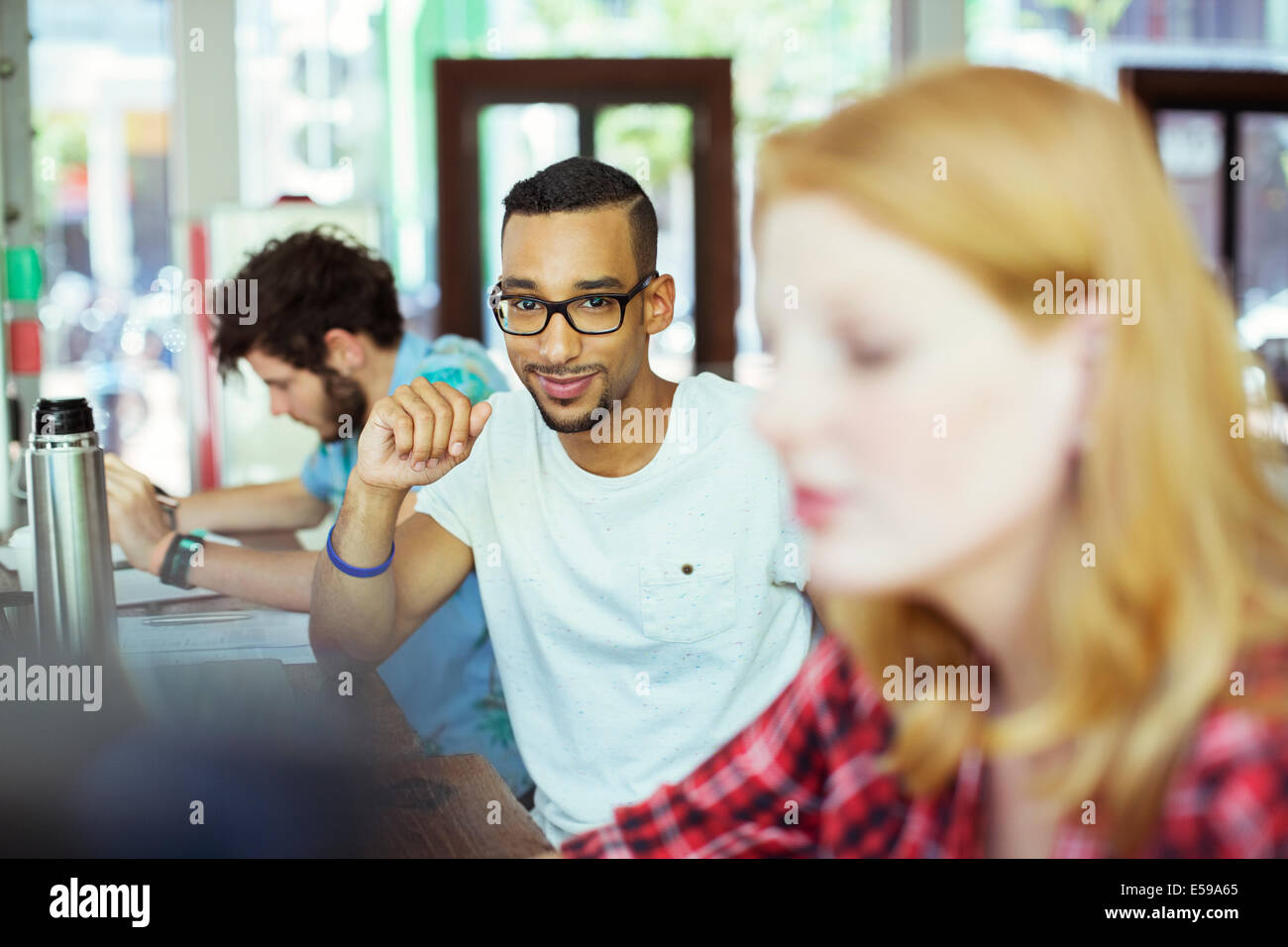 Homme travaillant dans cafe Banque D'Images