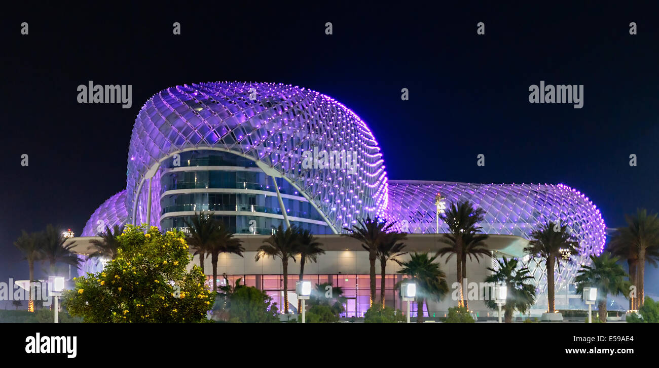 ABU DHABI, Émirats arabes Unis - 5 NOVEMBRE : vue nocturne du circuit du Grand Prix de Yas Marina le 5 novembre 2013. C'est le premier nouvel hôtel de th Banque D'Images