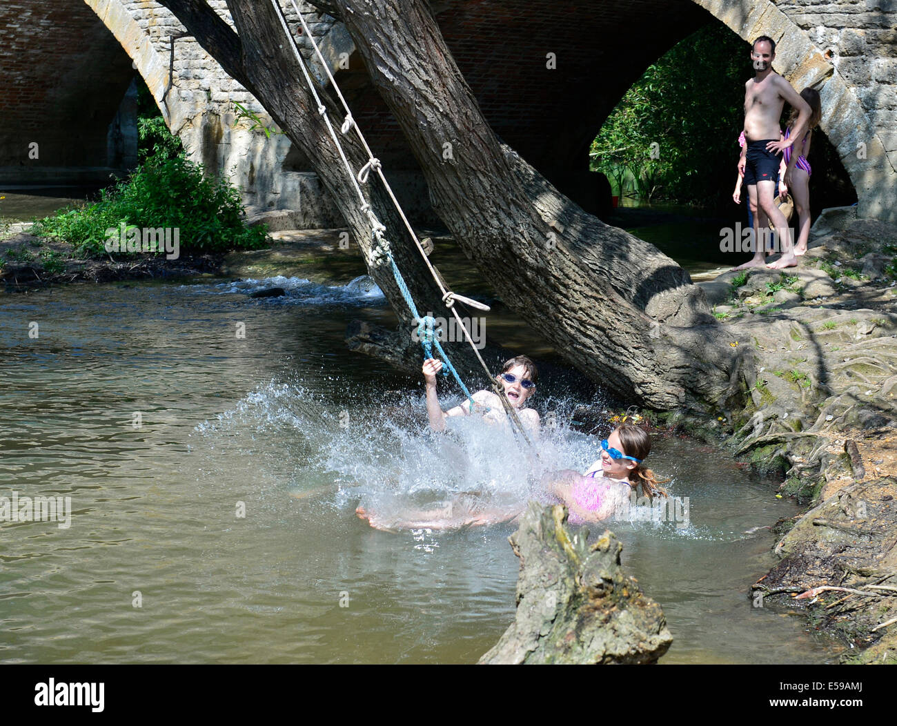 Tamise à Wolvercote, Oxford, Oxfordshire, Angleterre. 24 juillet, 2014. De se rafraîchir dans la Tamise à Wolvercote dans le temps chaud, Oxford, Oxfordshire.UK. 10 Sam Robertson, et sa sœur Jessica 9, surveillés par leur père Craig Crédit : Denis Kennedy/Alamy Live News Banque D'Images