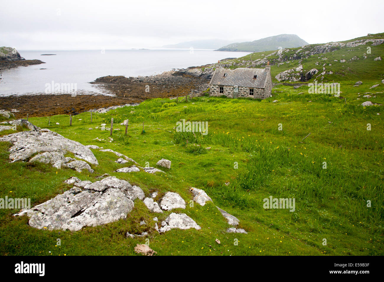 Croft cottage en ruine déserté emplacement côtier à l'orifice d'un Uidhe, Vatersay Deas Island, Barra, extérieur, Hébrides, Ecosse Banque D'Images