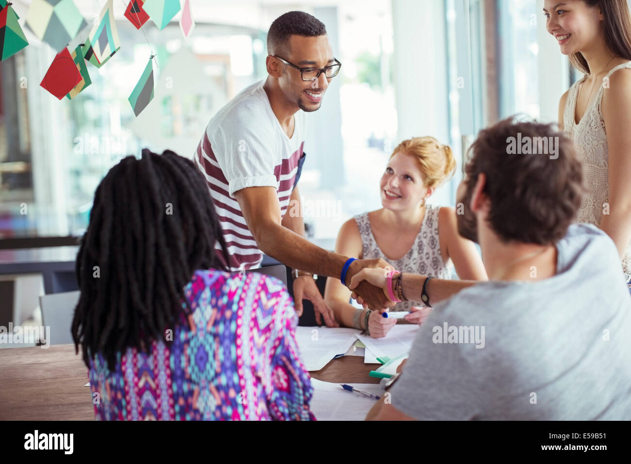 People shaking hands in office Banque D'Images