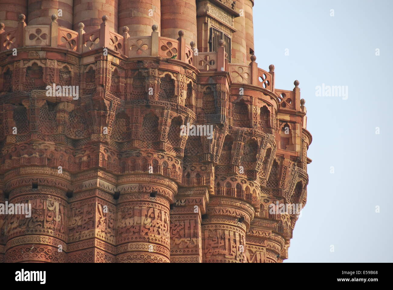 L'Inde. Delhi. Qutb Minar est le plus haut minaret de briques dans le monde, et un exemple important d'Indo-Islamic l'architecture. Banque D'Images