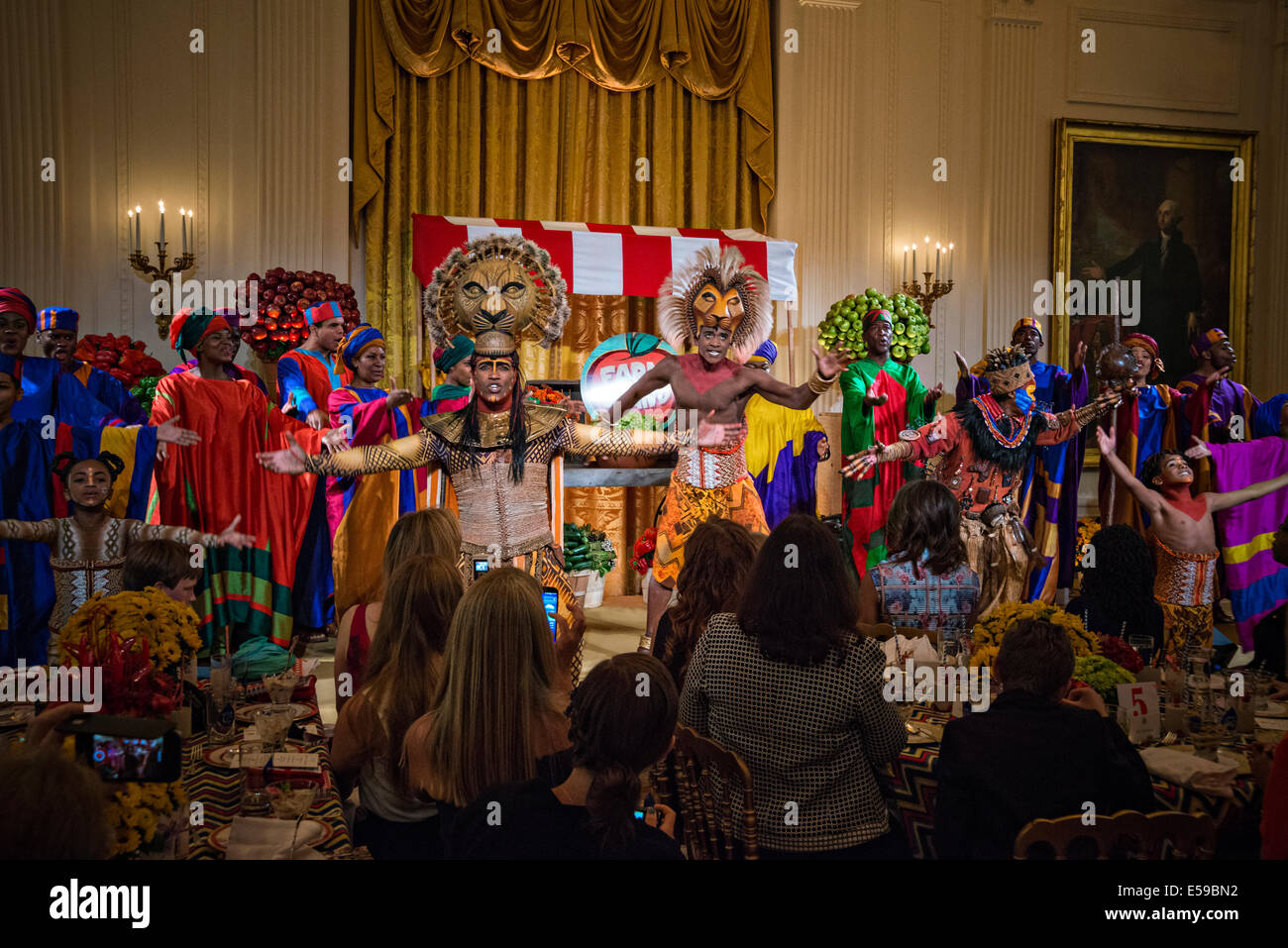 Acteurs dans la région de la production du centre Kennedy du Disney's Lion King pour effectuer la Première Dame Michelle Obama et les familles durant l'heure du déjeuner dîner sain défi dans l'East Room de la Maison Blanche le 18 juillet 2014 à Washington, DC. Banque D'Images
