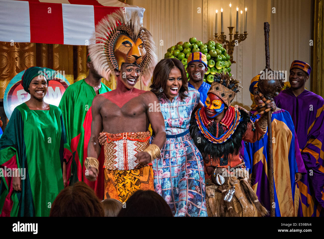 Première Dame des États-Unis, Première Dame Michelle Obama pose avec Alton Fitzgerald joue Mufasa Blanc et acteurs dans la production du centre Kennedy du Disney's Lion King au cours de l'heure du déjeuner dîner sain défi dans l'East Room de la Maison Blanche le 18 juillet 2014 à Washington, DC. Banque D'Images