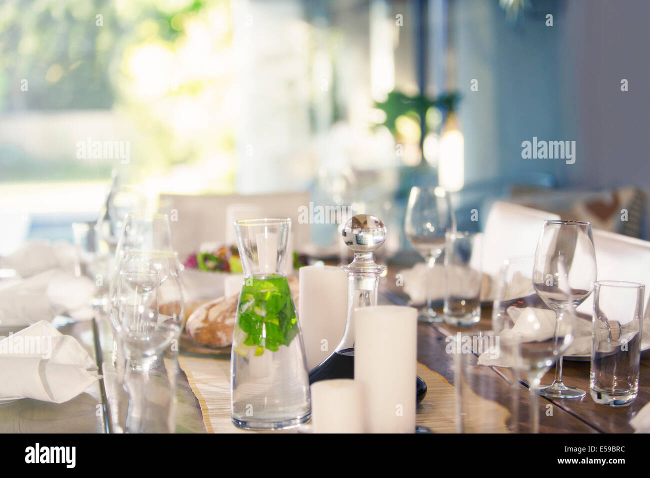 Set table at dinner party Banque D'Images