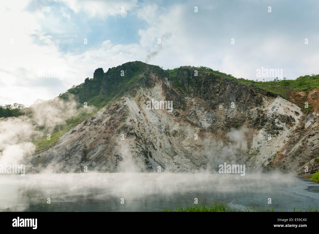 Lac volcanique d'ébullition avec de la vapeur chaude au-dessus des nuages à Hokkaido, Japon Banque D'Images