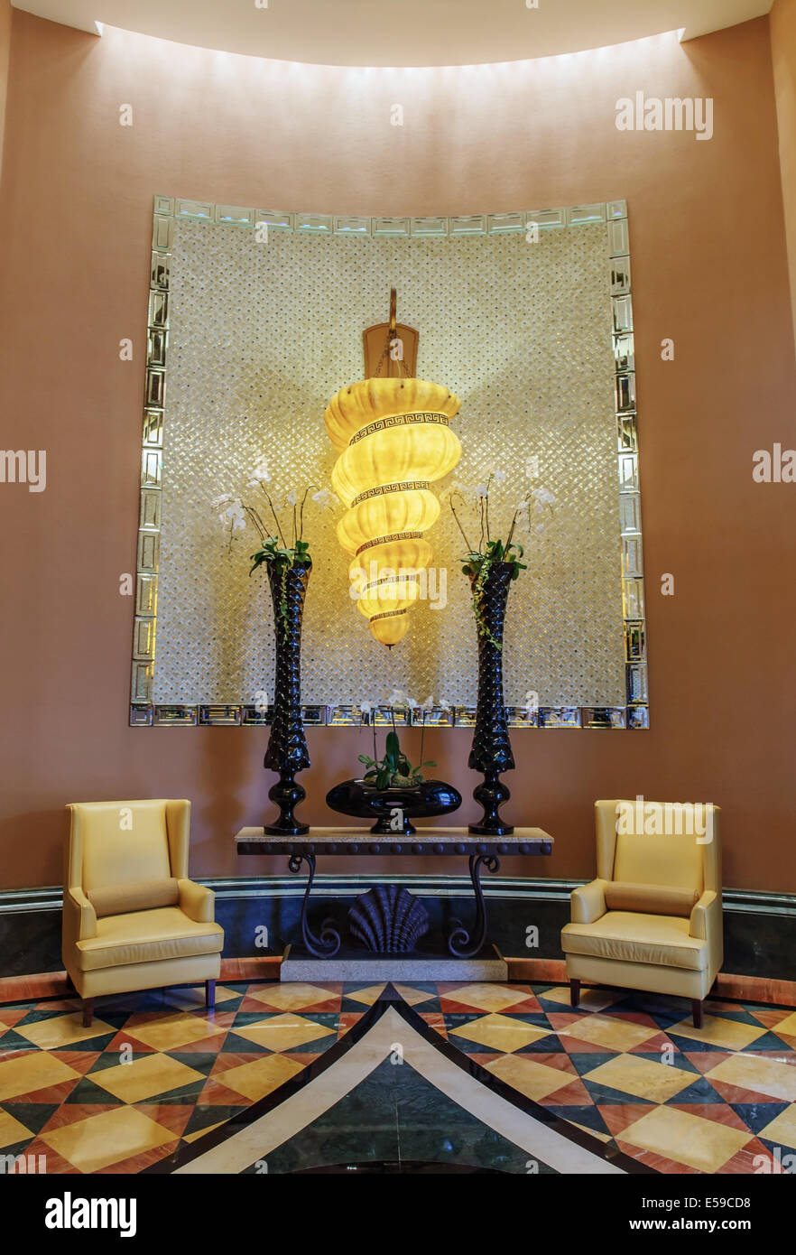 DUBAÏ, Émirats arabes Unis - 3 NOVEMBRE : Hall de l'hôtel Atlantis le 3 novembre 2013 à Dubaï, Émirats arabes Unis. Le complexe se compose de deux tours reliées par Banque D'Images