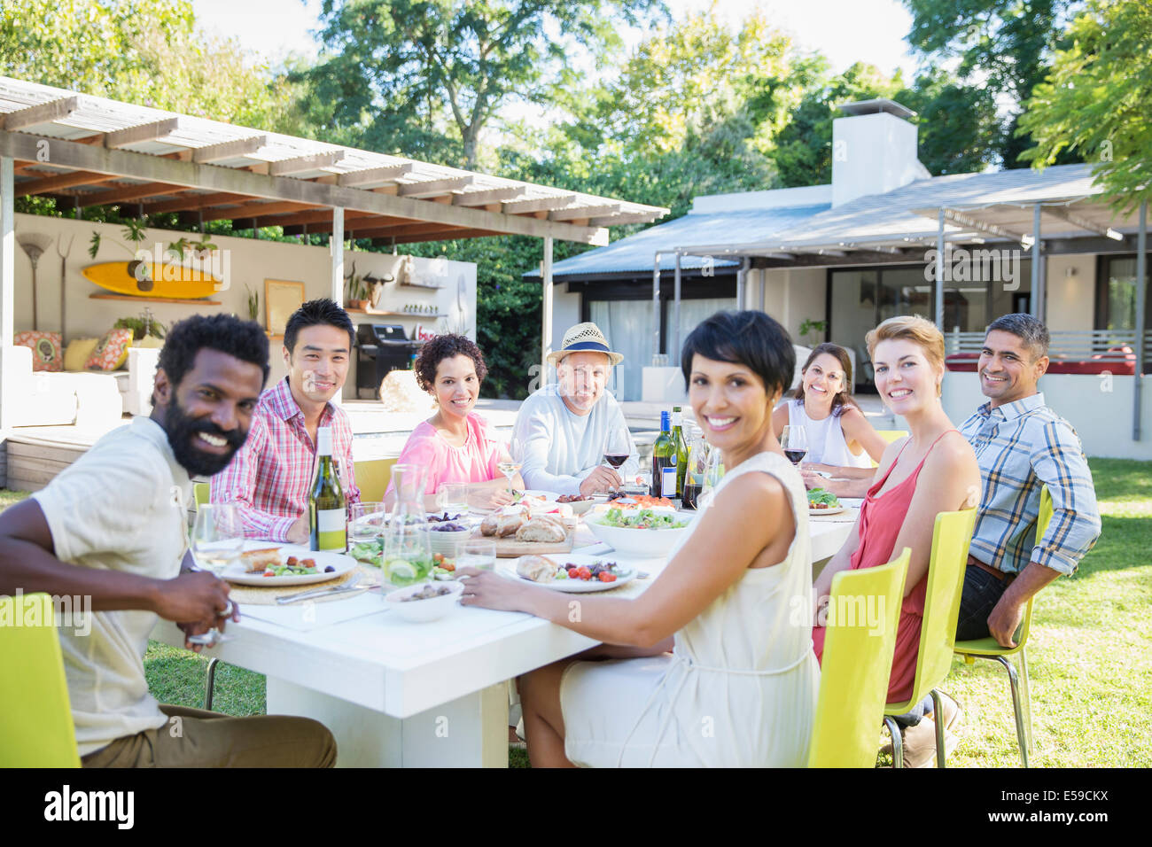 Friends smiling at table outdoors Banque D'Images