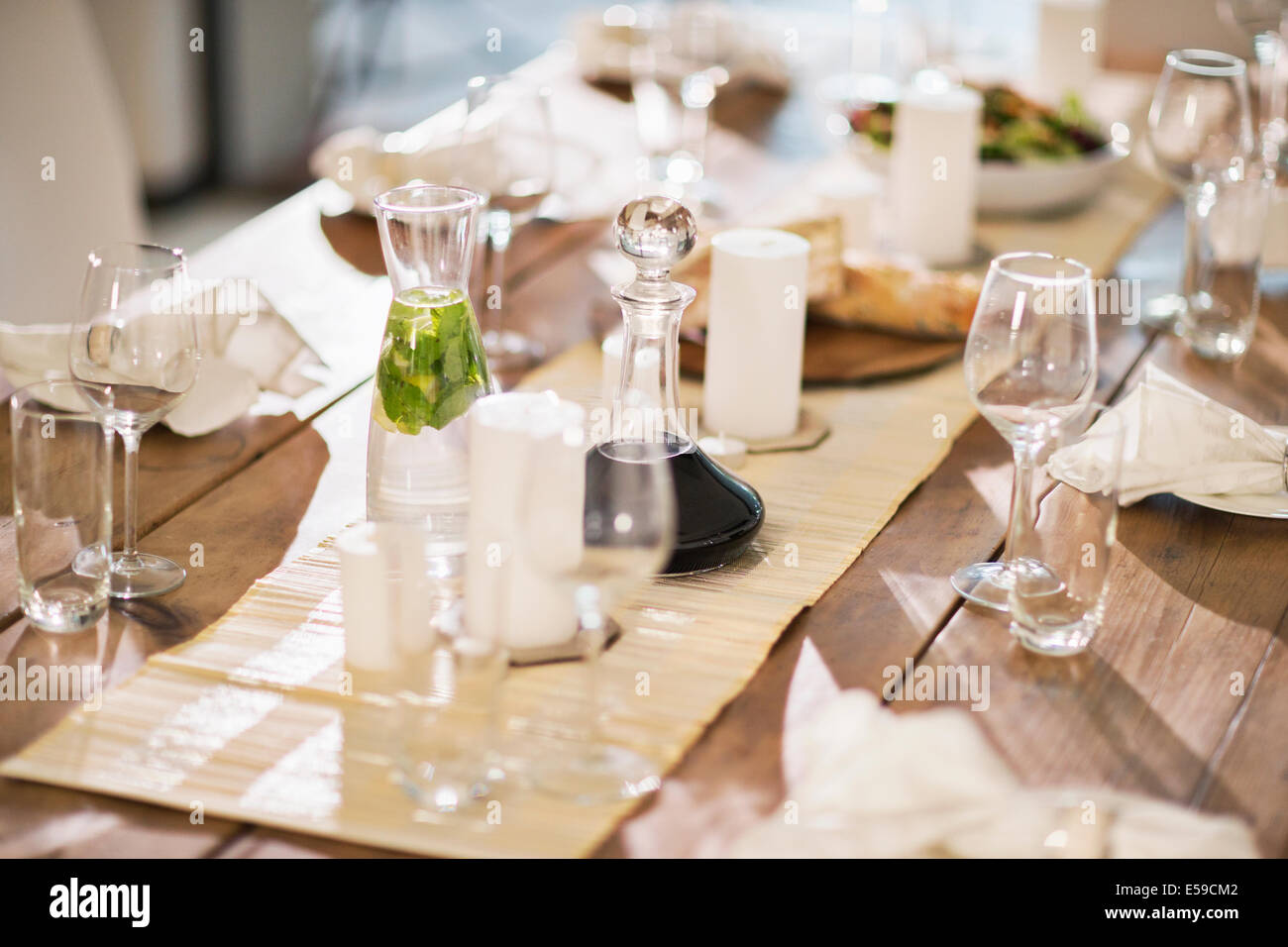 Set table at dinner party Banque D'Images