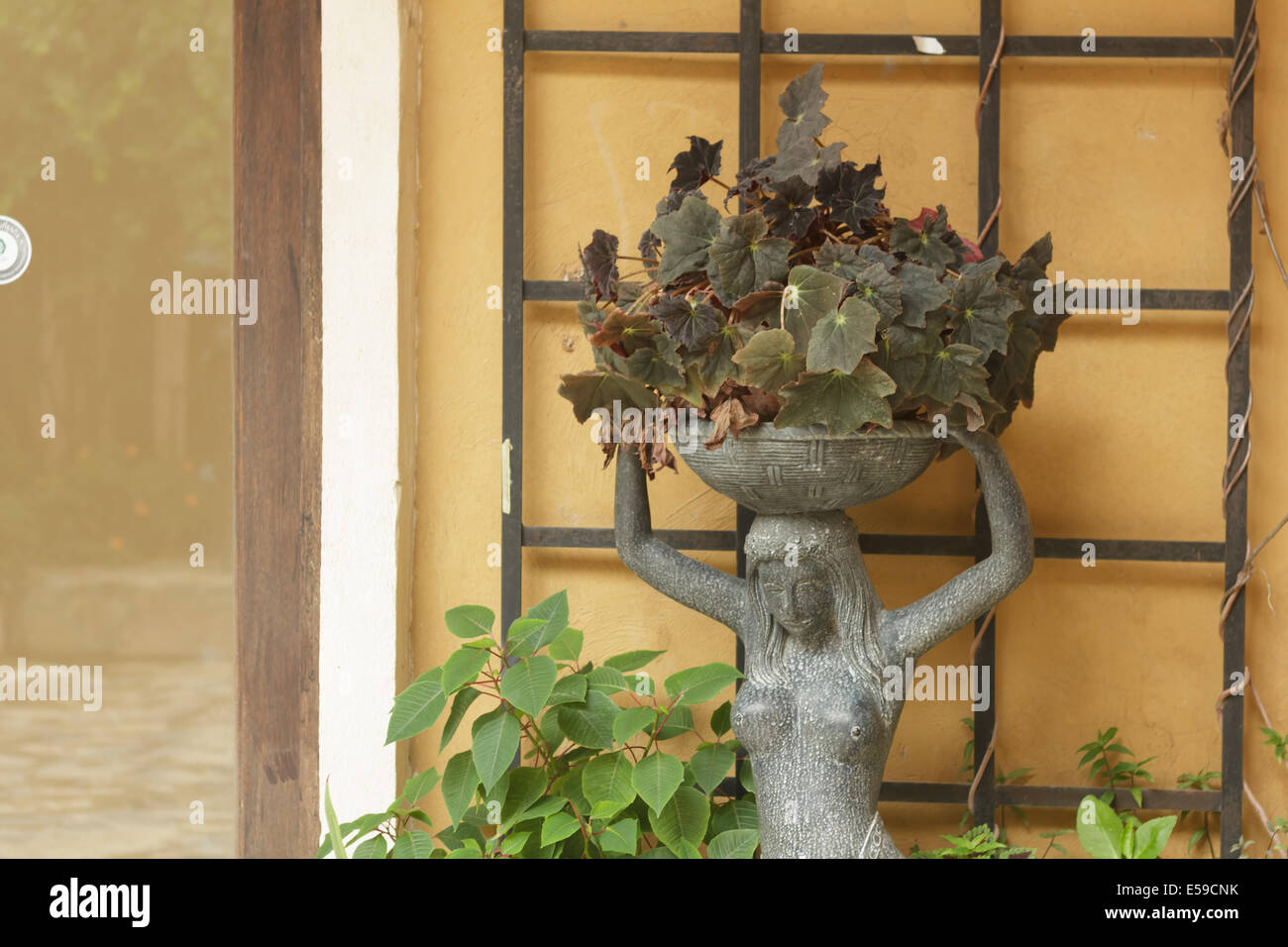 Statue d'une femme portant un pot de fleurs Banque D'Images