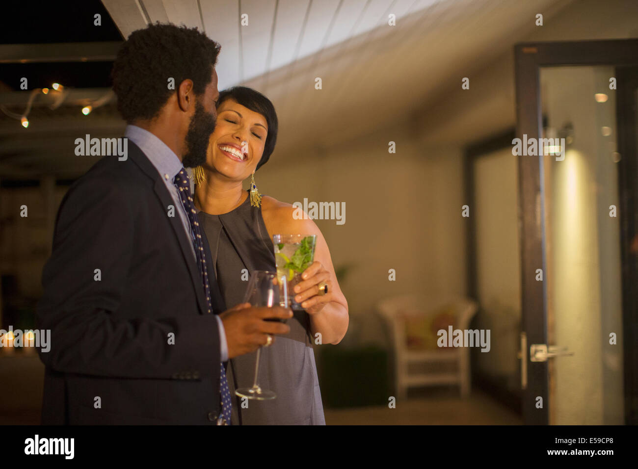 Couple kissing at party Banque D'Images