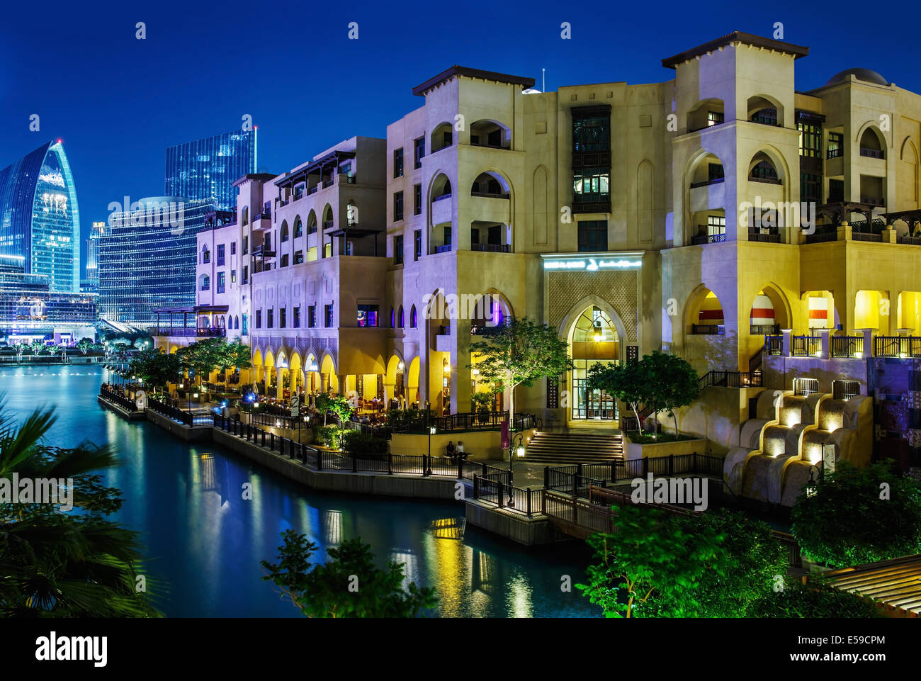 Palace Hotel à vue de nuit le 13 novembre 2013 à Dubaï, AUX ÉMIRATS ARABES UNIS. Il est situé sur l'île de la vieille ville j Banque D'Images