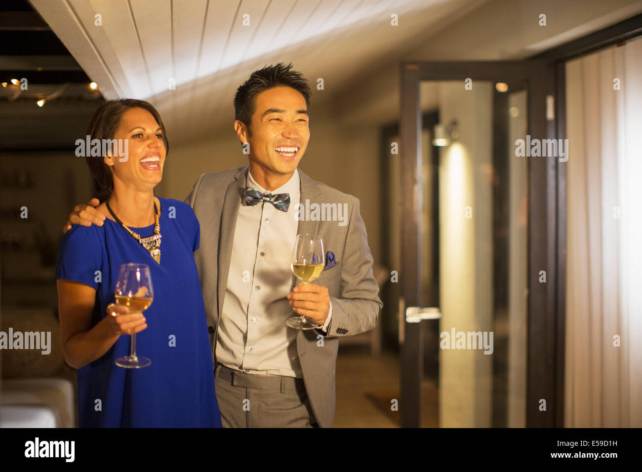 Couple laughing together at party Banque D'Images