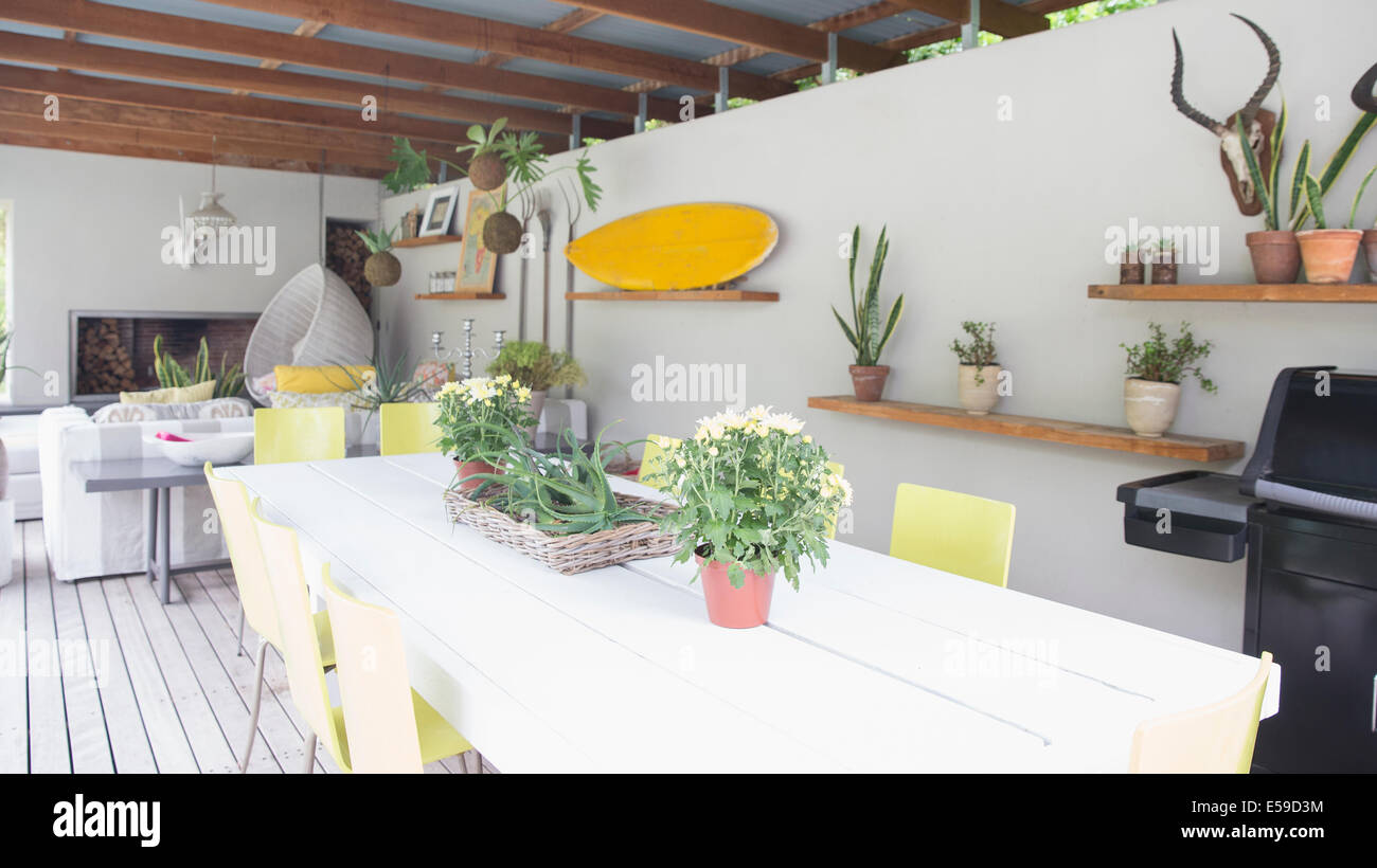 Les étagères et les ornements muraux dans la salle à manger moderne Banque D'Images