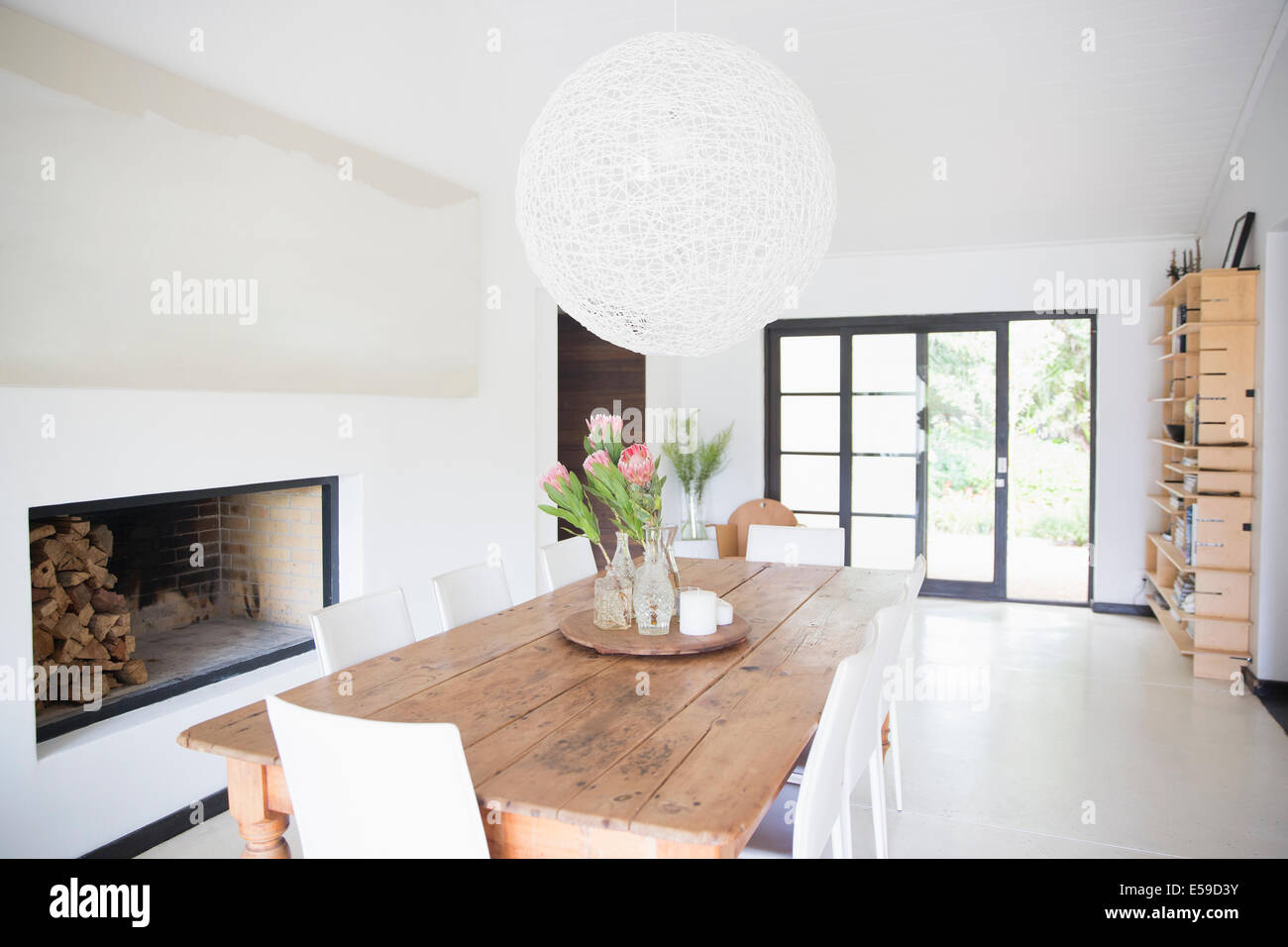 Table à manger et de luminaire dans la salle à manger moderne Banque D'Images