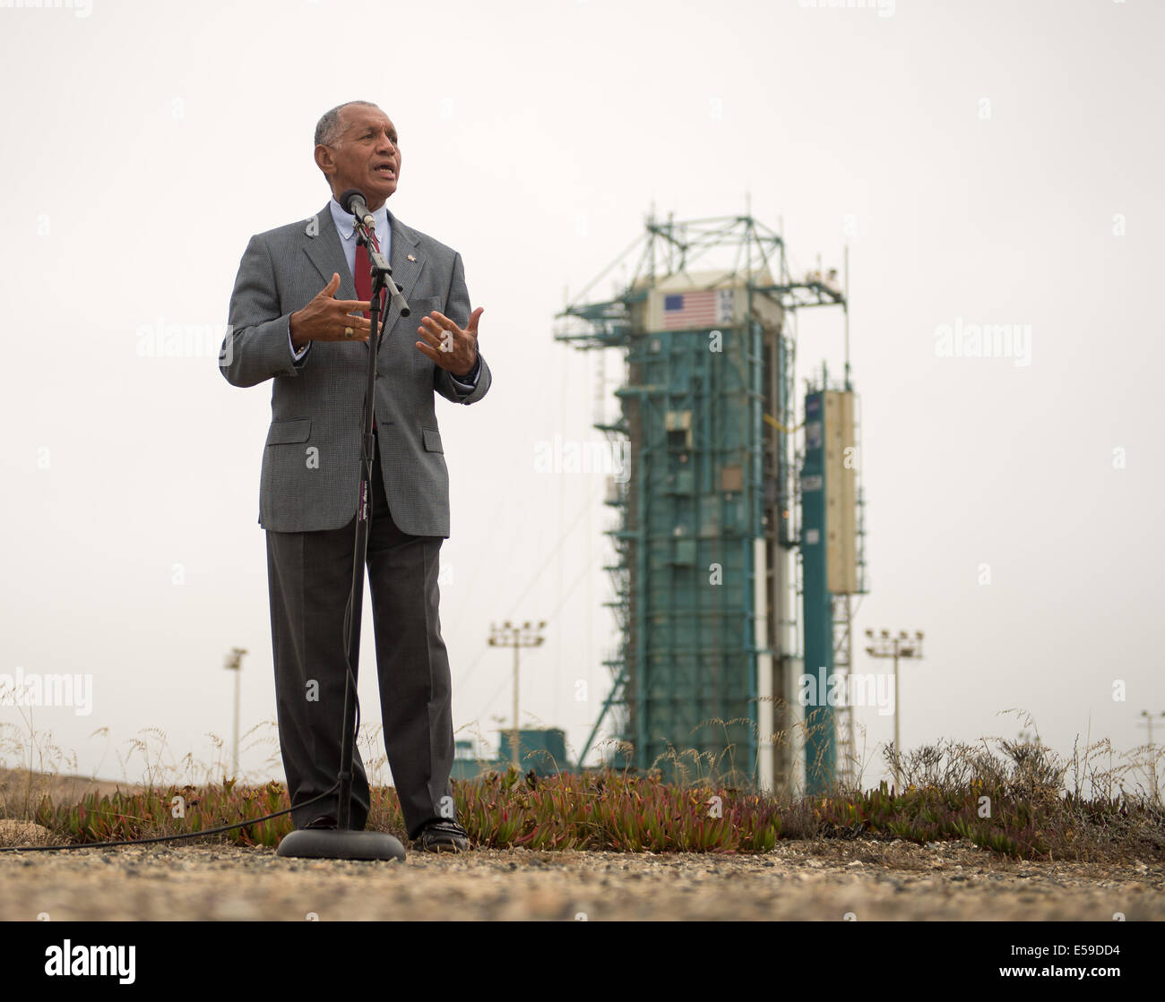 L'administrateur de la NASA Charles Bolden réponses aux questions des participants sur les médias sociaux à l'extérieur de l'aire de lancement où l'Alliance de lancement avec la fusée Delta II en orbite autour de l'Observatoire du carbone-2 (OCO-2) se trouve à bord de satellite prêt à lancer, lundi, Mar Banque D'Images