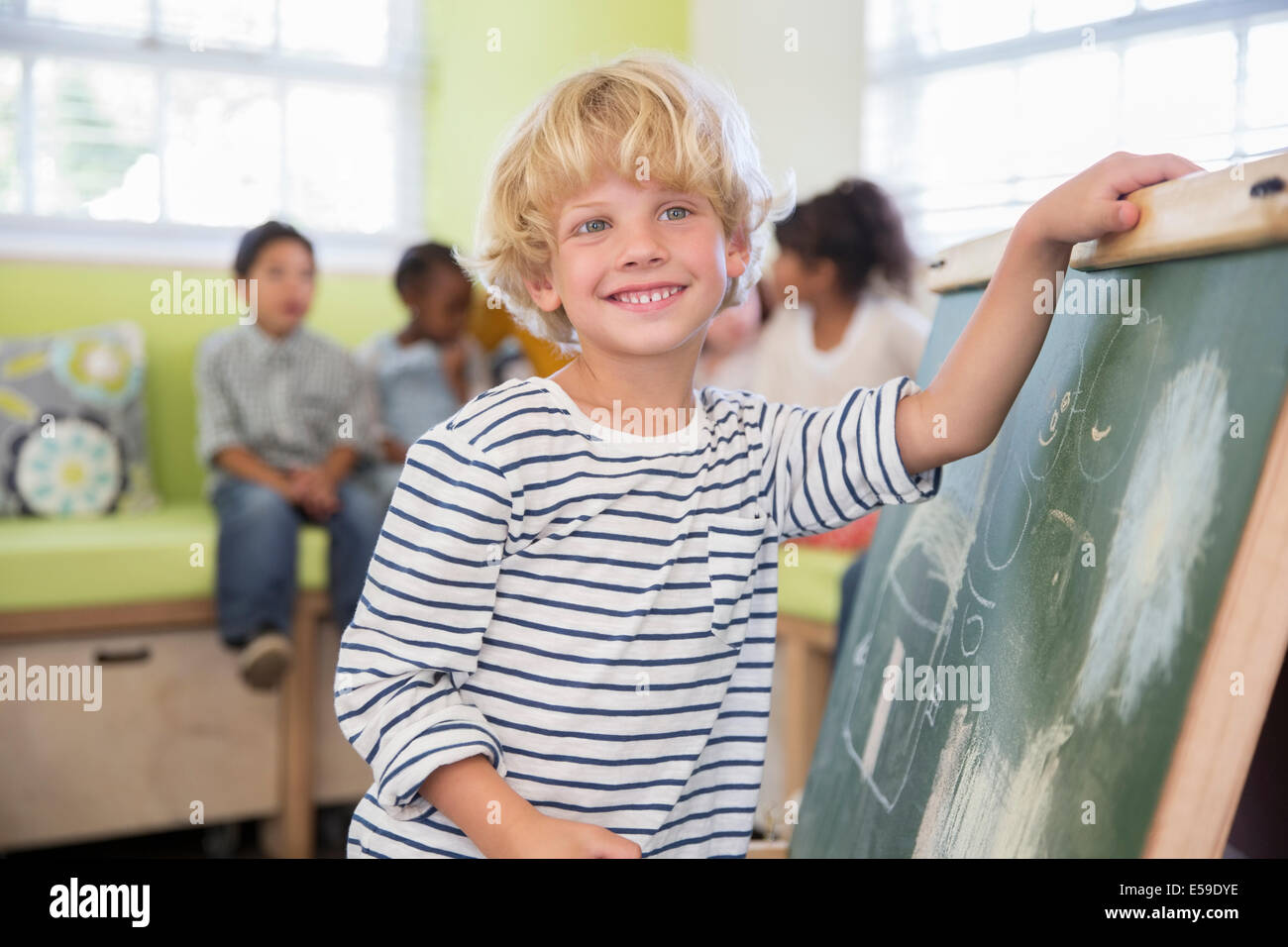 S'appuyant sur des élèves en classe en tableau Banque D'Images