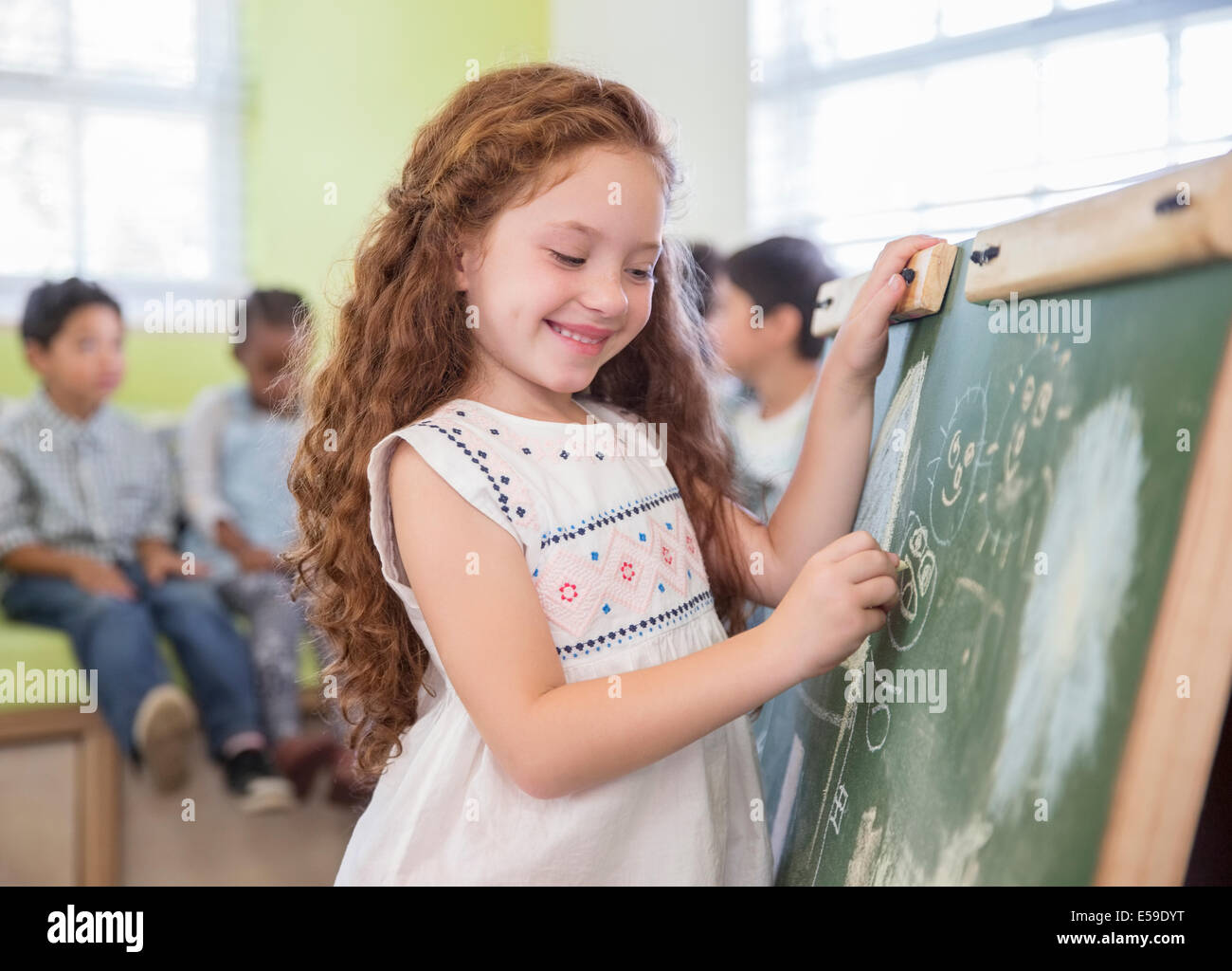 S'appuyant sur des élèves en classe en tableau Banque D'Images