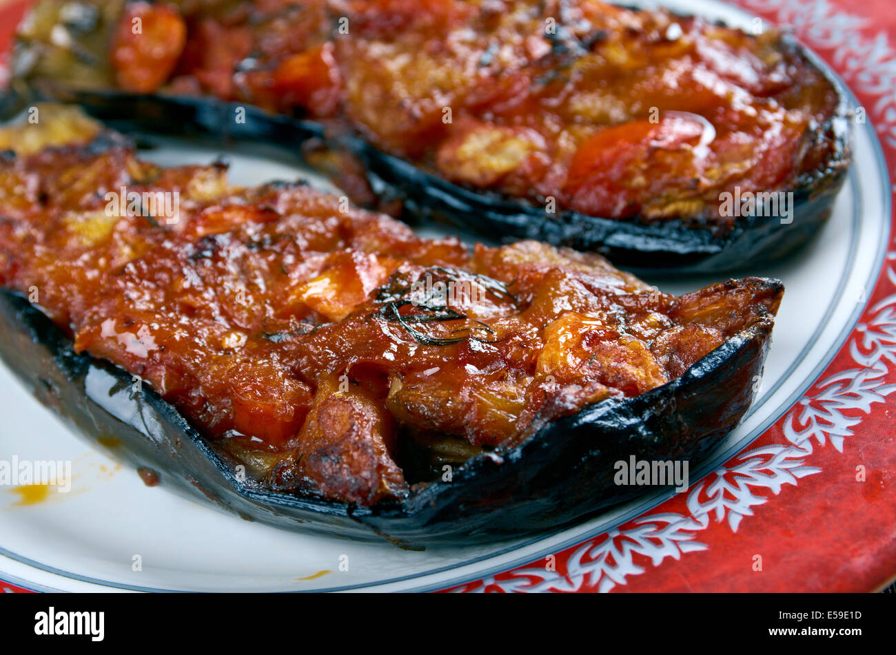 Imam bayildi - vaisselle trouvés dans la cuisine turque.ensemble aubergine  braisé farci d'oignon, l'ail et les tomates Photo Stock - Alamy