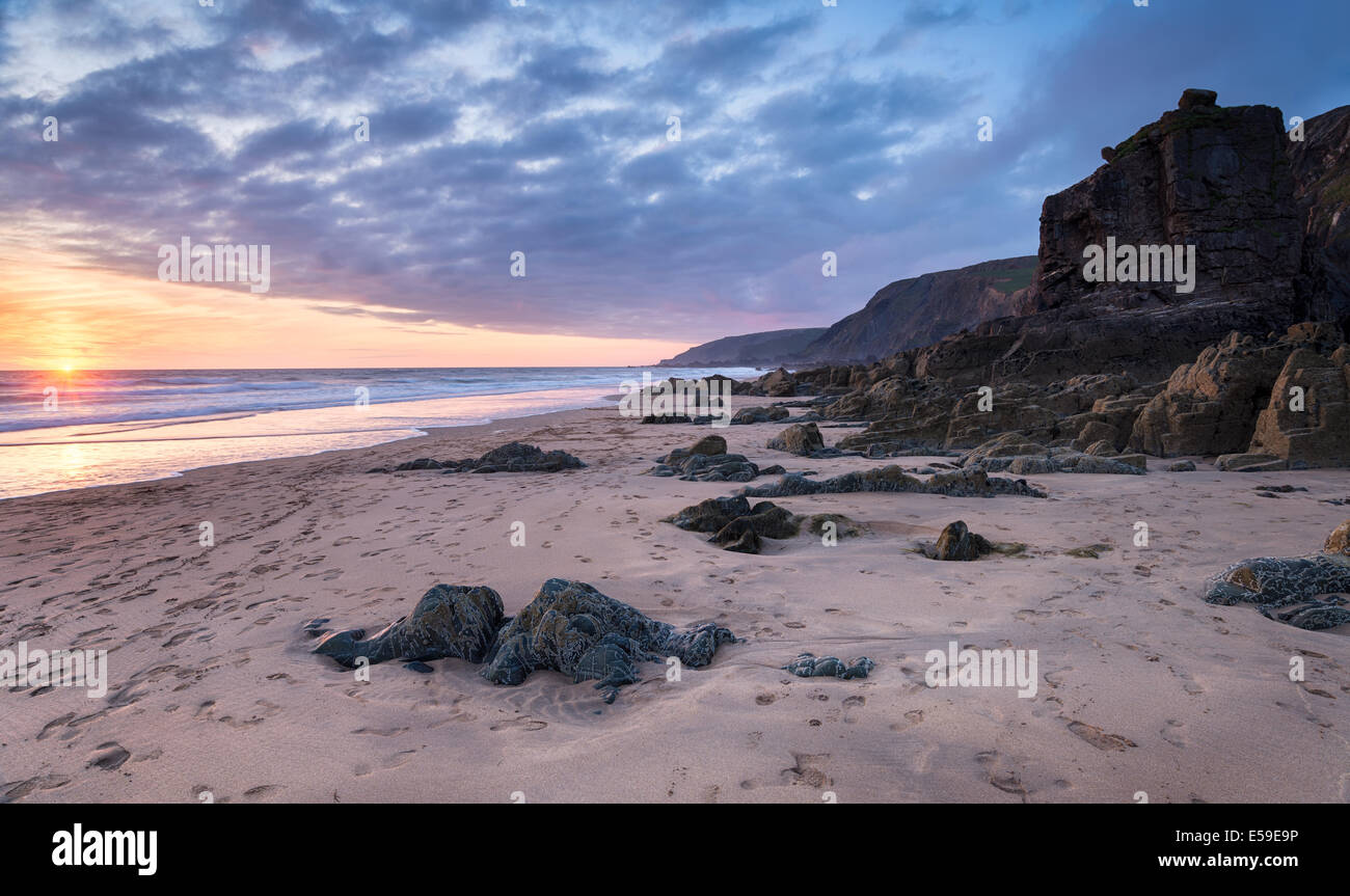 Magnifique coucher de soleil sur une plage déserte à Sandymouth près de Bude à Cornwall Banque D'Images