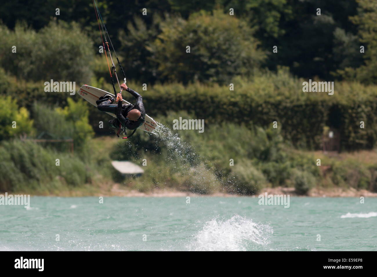 Lac DE SANTA CROCE, ITALIE - 13 juillet : kite-surfer professionnel démontrant sa capacité 2014, Juillet 13, 2014 Banque D'Images