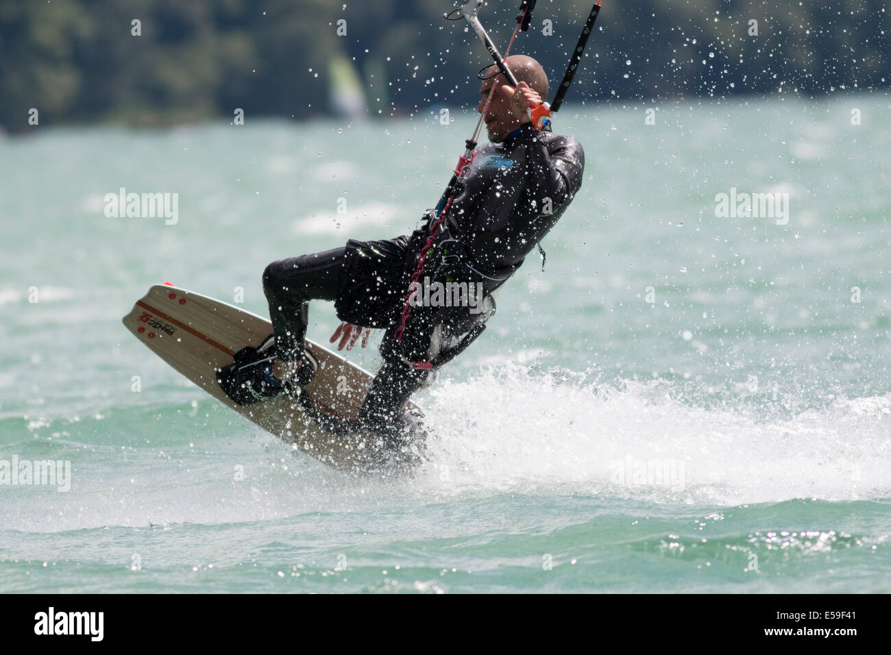 Lac DE SANTA CROCE, ITALIE - 13 juillet : kite-surfer professionnel démontrant sa capacité 2014, Juillet 13, 2014 Banque D'Images