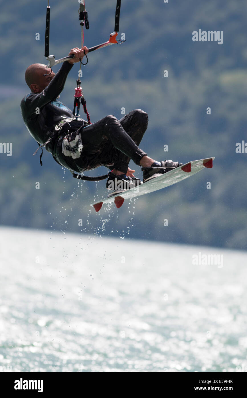 Lac DE SANTA CROCE, ITALIE - 13 juillet : kite-surfer professionnel démontrant sa capacité 2014, Juillet 13, 2014 Banque D'Images